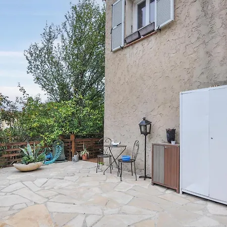 2 Bedroom Beach Front Apartment In Cagnes-Sur-Mer *
